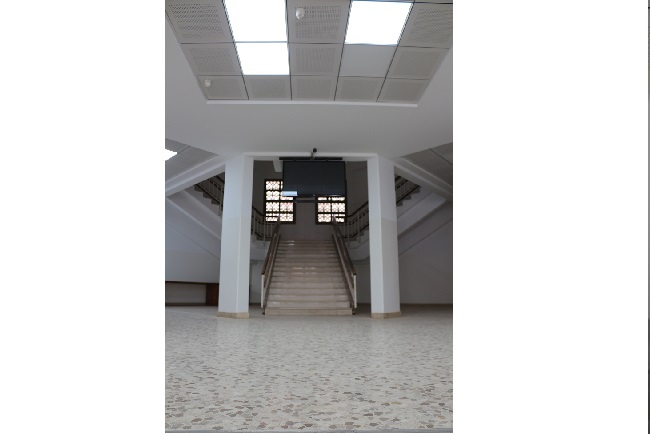 مدخل الكلية من الداخل - الدرج