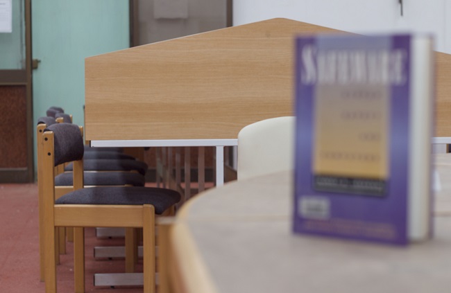 مكان جلوس الطلبة للدراسة في المكتبة